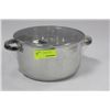 Image 1 : STAINLESS STEEL  POT W LID