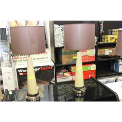 SHOWHOME PAIR OF LAMPS ON CHOICE: ROUND BASE