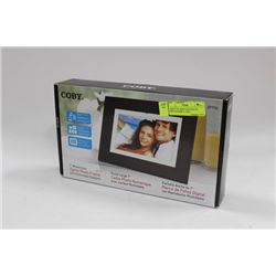 COBY 7" WIDESCREEN DIGITAL PHOTO FRAME, IN BOX