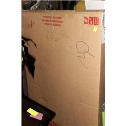 39" WHITE CHILDREN'S DELUXE BED IN BOX