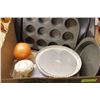 Image 1 : BOX OF BAKEWEAR INCLUDING 3 PYREX PANS