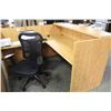 Image 3 : MAPLE 6'X6' RECEPTION DESK