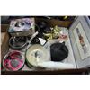 Image 1 : CAT LOVER'S BOX INCLUDING COLLARS, BOWLS,