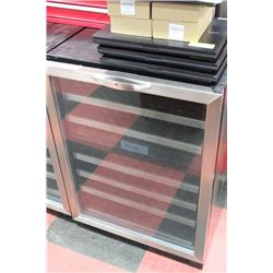 DANBY SINGLE DOOR WINE COOLER 24x24x34T