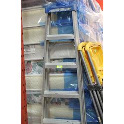 ALUMINUM 6' LADDER