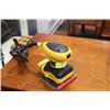 Image 1 : DEWALT PALM SANDER