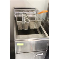 FRYMASTER DEEP FRYER W/ 2 BASKETS
