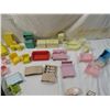 Image 2 : BOX LOT MISC VINTAGE DOLLHOUSE FUNITURE