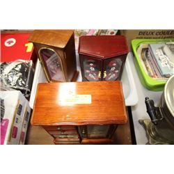 2 JEWELLERY BOXES, 1 MUSICAL JEWELLERY BOX