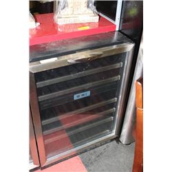 DANBY SINGLE DOOR WINE COOLER 24x24x34T