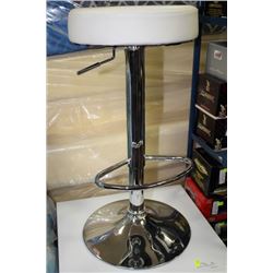WHITE AND CHROM HYDRAULIC LIFT BAR STOOL