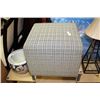 Image 1 : PLAID OTTOMAN
