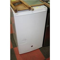WHITE GE BAR FRIDGE