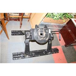 REESE 15000lb PRO SERIES 5TH WHEEL, WITH RAILS