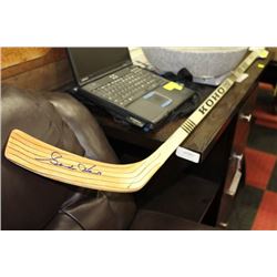 GORDIE HOWE KOHO 2210 PRO FIBRE SIGNED HOCKEY