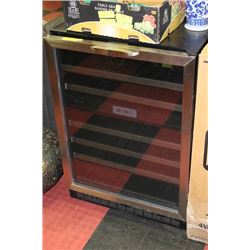 DANBY SINGLE DOOR WINE COOLER 24x24x34T