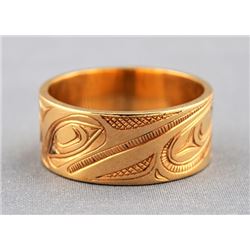 18K Gold Ring with Incised Hummingbird Design 11.8 GMS Size 11 Signed B Wilon  Good Condition