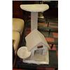 Image 1 : CAT SCRATCHING POST/HOUSE