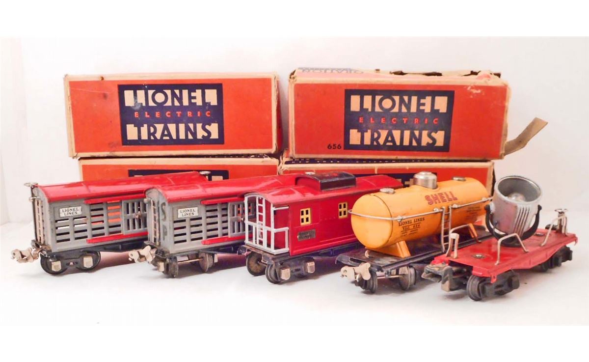 LOT OF 5 VINTAGE LIONEL TRAIN CARS W/ BOXES