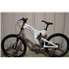Image 1 : WHITE SANTACRUZ 9 SPEED FULL SUSPENSION MOUNTAIN BIKE