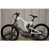 Image 1 : WHITE SANTACRUZ 9 SPEED FULL SUSPENSION MOUNTAIN BIKE