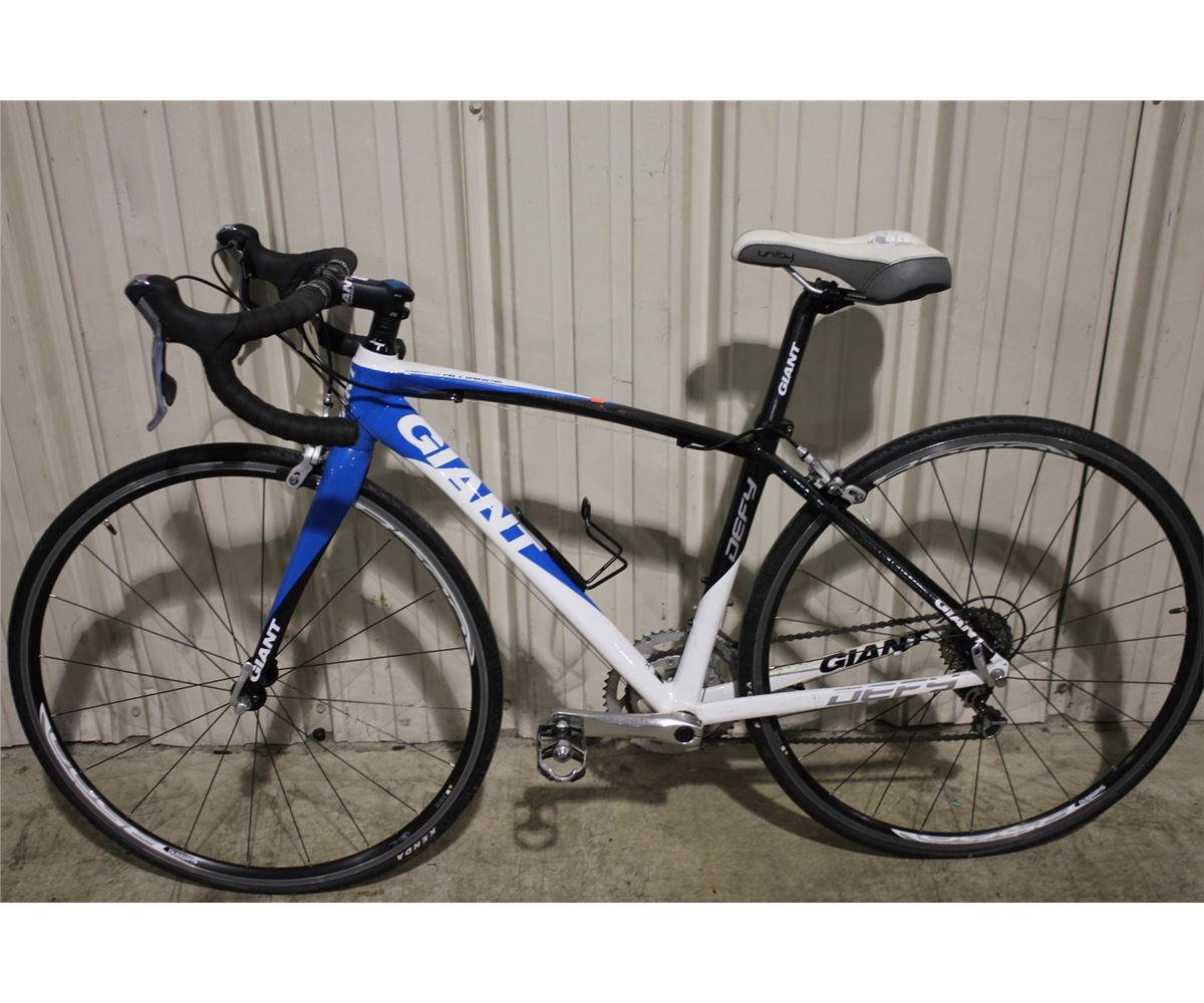 WHITE GIANT 18 SPEED CARBON FIBER ROAD BIKE