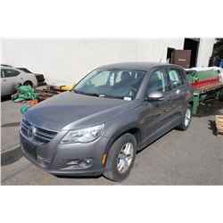 2009 VOLKSWAGEN TIGUAN, 4DR SW, GREY, VIN # WVGBV75N49W526872
