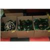 Image 1 : BOX OF GREEN GLASS ESTATE ORNAMENTS X 3
