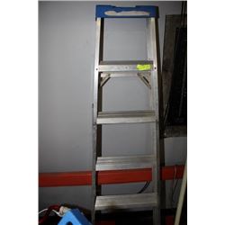 6 FOOT LIGHT WEIGHT ALUMINUM LADDER