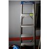 Image 1 : 6 FOOT LIGHT WEIGHT ALUMINUM LADDER