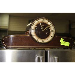 VINATGE MANTLE CLOCK ( WORKS GREAT )