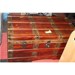 STORAGE TRUNK WITH FELT LINING