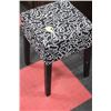 Image 1 : MODERN PATTERNED STOOL