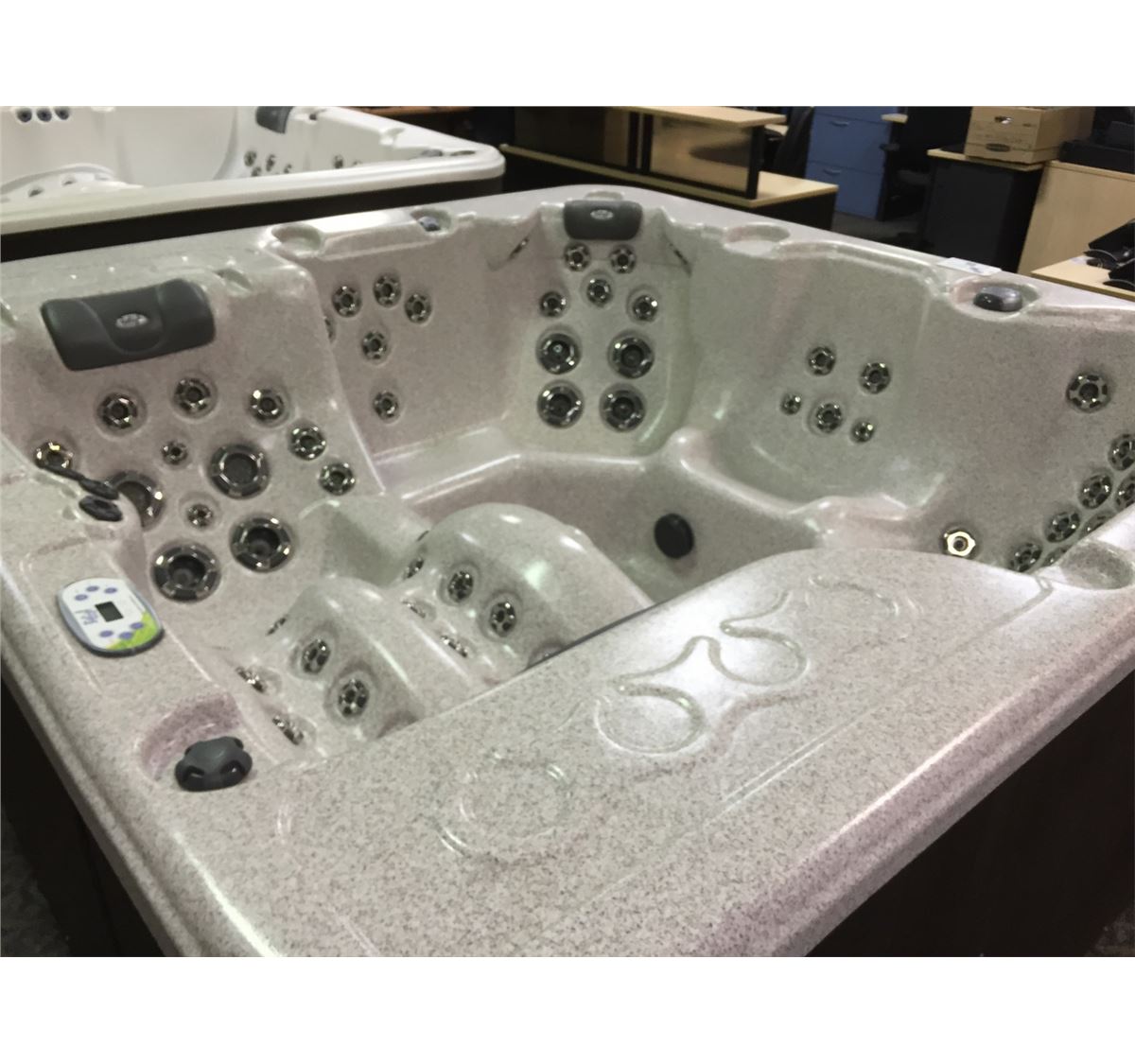 CLEARWATER SPAS DIVINE RESORT SERIES HOT TUB WITH 108 JETS AND LOUNGER