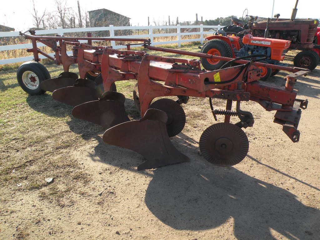 IH 4 bottom plow