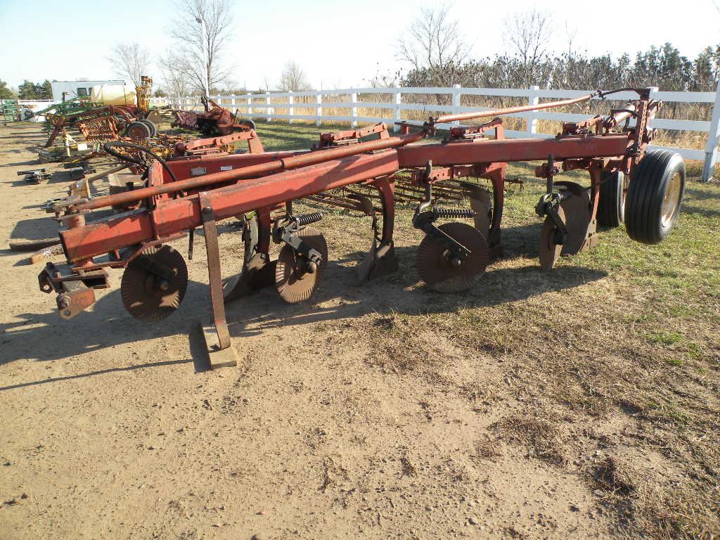 IH 4 bottom plow