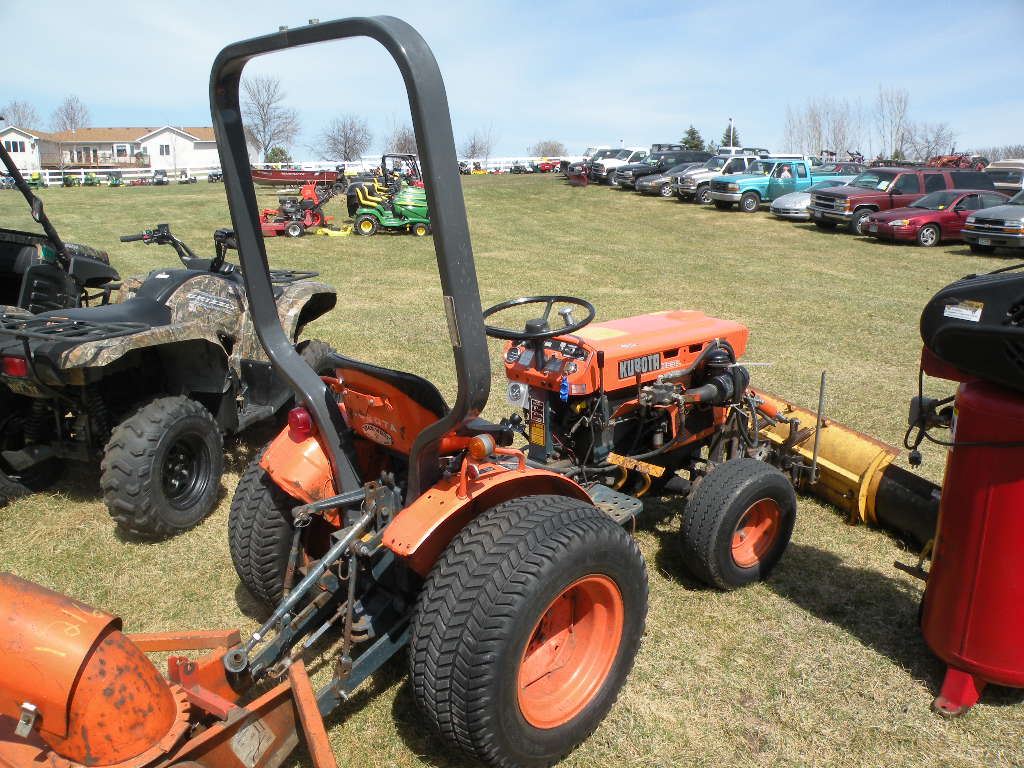 Kubota B6100 w/44" deck, 48" blower & hydro lift blade