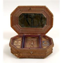An Early 19th Century Straw Work Box, with beadwork pincushion and inner compartments £ 40 - 60...