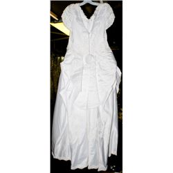 WHITE WEDDING DRESS W/ PEARL DESIGN SIZE:10