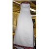 Image 1 : WHITE & RED WEDDING DRESS SIZE: 12