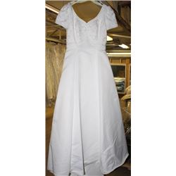 PEARL ACCENT WEDDING DRESS SIZE: 12