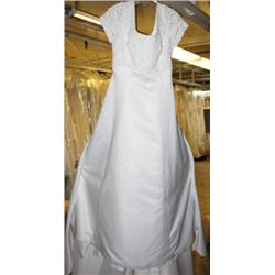 PEARL ACCENT WEDDING DRESS SIZE: 12