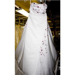 WHITE & RED FLORAL WEDDING DRESS SIZE: UNKNOWN