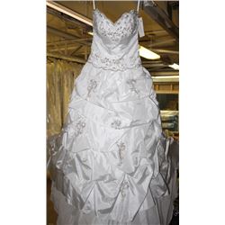 WEDDING DRESS W/ ACCENT SIZE: 4