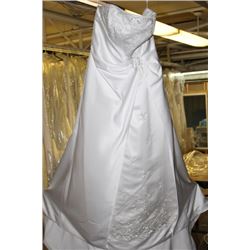 WHITE FLORAL WEDDING DRESS SIZE: 16