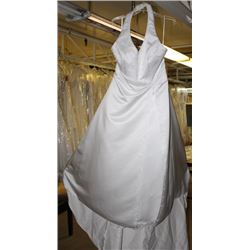 WHITE WEDDING DRESS W/ ACCENT SIZE: 22