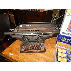 VINTAGE UNDERWOOD TYPEWRITER