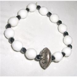 VINTAGE BRACELET WUTH SILVER NATIVE AMERICAN ROUND SPHERE AND WHITE/BLACK BEADS!! BRACELET CAME OUT