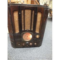 Antique Globe Trotter Radio