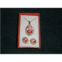GOLD TONE AND PINK CRYSTAL PENDANT AND STUD EARRINGS SET (L831-5)